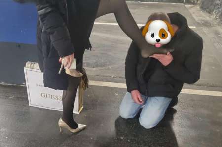 Photo ads/2585000/2585078/a2585078.jpg : Recherche femme qui aimerai m'avoir a ces pieds