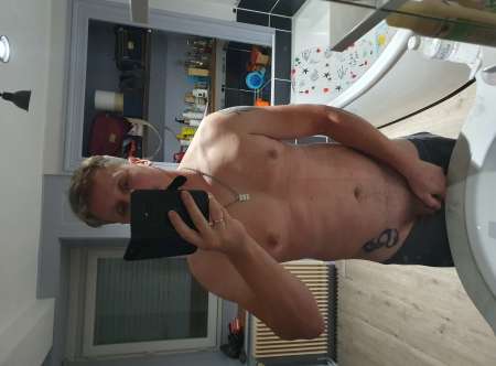 Photo ads/2585000/2585684/a2585684.jpg : Punition testicules et gorge profondes