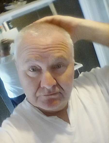 Photo ads/2589000/2589336/a2589336.jpg : Monsieur respectueux pour jeune fille attitrée