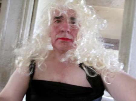 Photo ads/2590000/2590536/a2590536.jpg : angélique travesti soumis