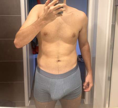 Photo ads/2591000/2591849/a2591849.jpg : Jeune homme pour femme de plus de 35 ans