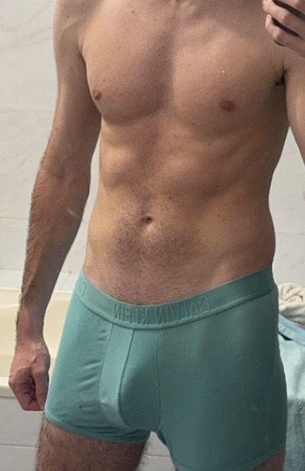 Photo ads/2601000/2601424/a2601424.jpg : Jeune soumis 26 ans Lorient