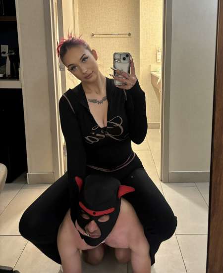 Photo ads/2604000/2604936/a2604936.jpg : Viens vivre découvrir le BDSM à mes pieds !