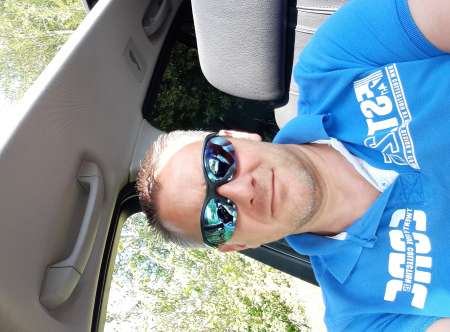 Photo ads/2605000/2605402/a2605402.jpg : Lécheur de chatte poilu ou rasé