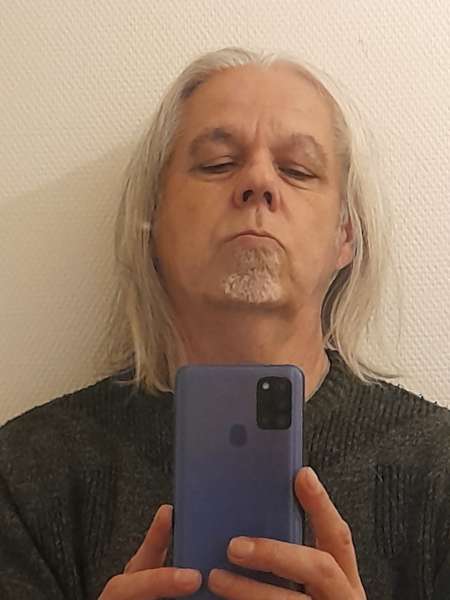 Photo ads/2615000/2615115/a2615115.jpg : Homme mûr viril recherche couple ou femme coquine.