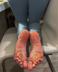 Photo ads/2619000/2619139/a2619139.jpg : Cherche des magnifiques pieds de femme