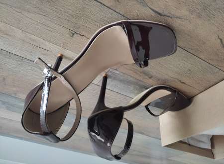 Photo ads/2639000/2639427/a2639427.jpg : Talons pour travesti....