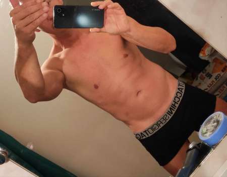 Photo ads/2643000/2643416/a2643416.jpg : Métro célibataire ,yeux bleus cheveux court