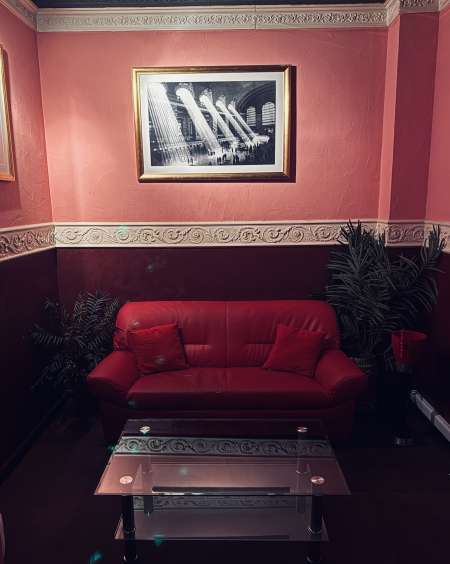 Photo ads/2646000/2646074/a2646074.jpg : Embauche hôtesse de suite !!!