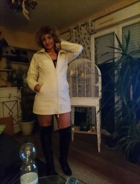 Photo ads/2647000/2647638/a2647638.jpg : Belle femme propose des massages à mon domicile