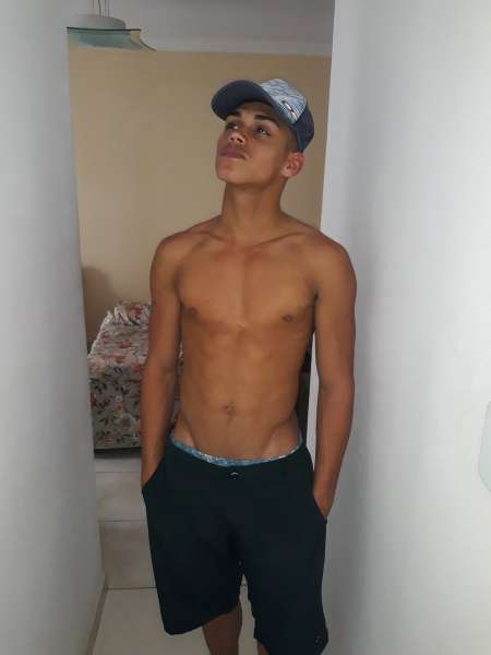 Photo ads/2654000/2654455/a2654455.jpg : Métisse bien monté cherche passif