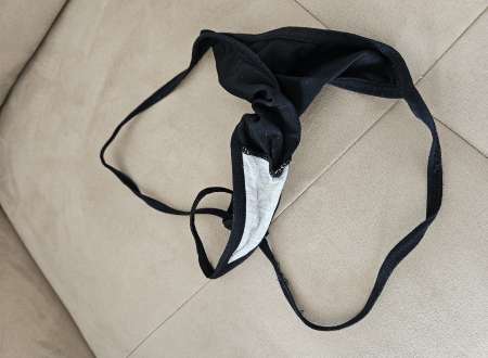 Photo ads/2655000/2655242/a2655242.jpg : Qui veut sentir le string odorant de ma femme ?
