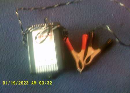 Photo ads/2658000/2658130/a2658130.jpg : chargeur de batterie 6/12 vol