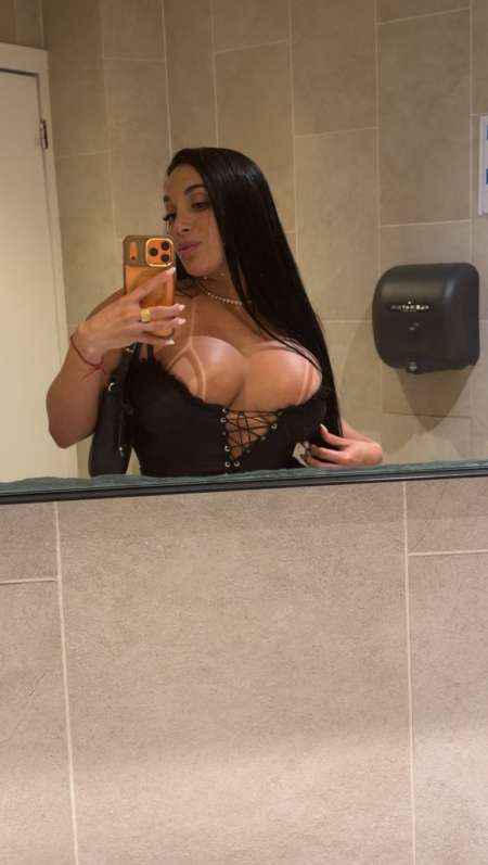 Photo ads/2658000/2658417/a2658417.jpg : Brésilienne corps bronzée passe Guadeloupe