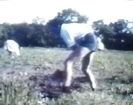 Photo ads/2660000/2660410/a2660410.jpg : Je recois la fessée devant ma compagne sans sexe