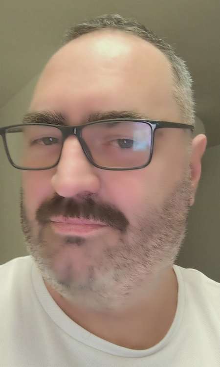 Photo ads/2683000/2683939/a2683939.jpg : homme doté de grosses boules suce à merveille !
