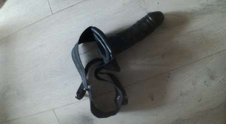 Photo ads/769000/769927/a769927.jpg : Soumis lécheur avec gode ceinture